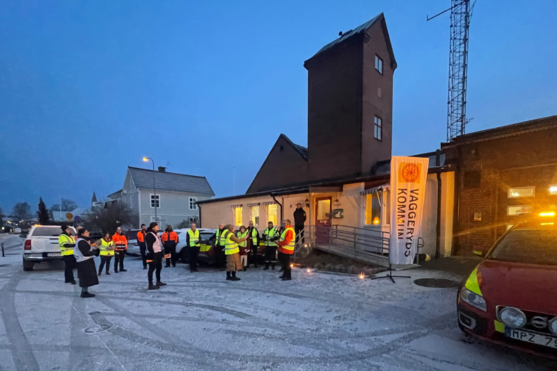Samling utanför räddningstjänsten i Vaggeryd.