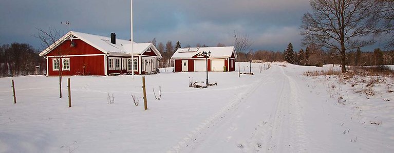 Hus i snöigt landskap