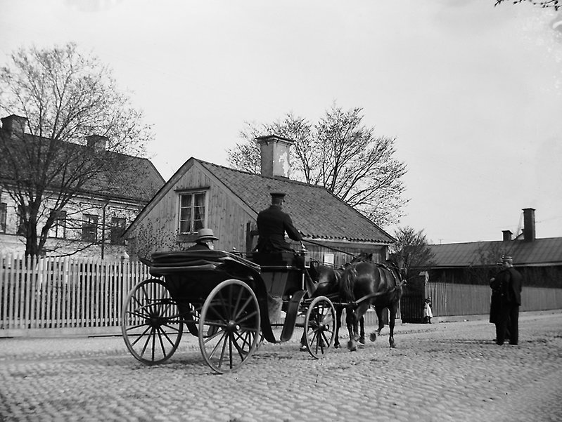 Grosshandlaren och brännvinskungen Henrik Wilhelm Söderman på åktur i sin eleganta landå i Uppsala år 1900