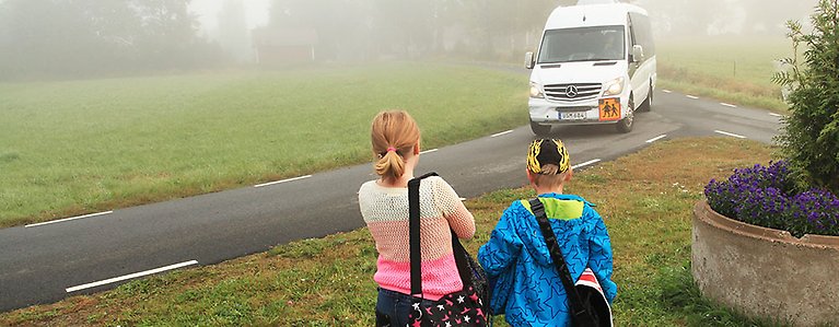 Barn väntar på skolbuss