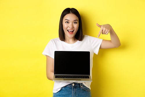 Ung kvinna pekar på en dator
