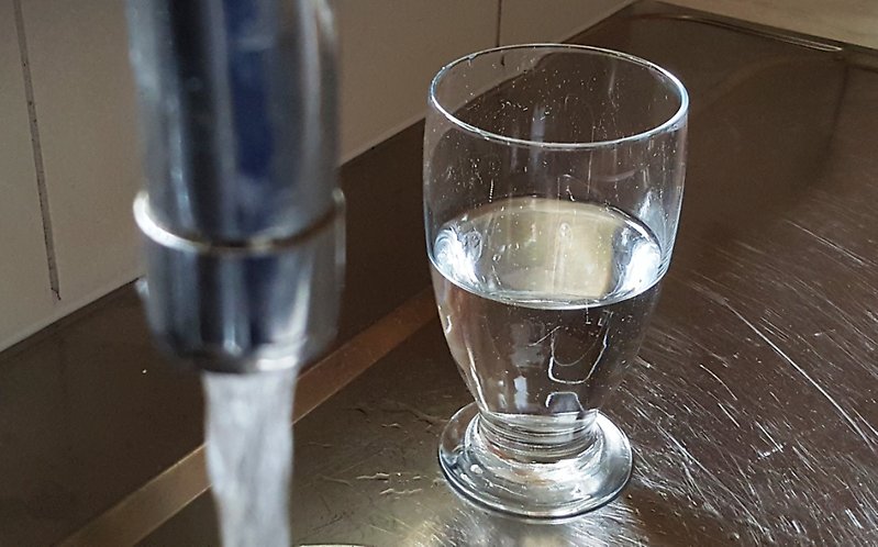 Vattenkran och vattenglas